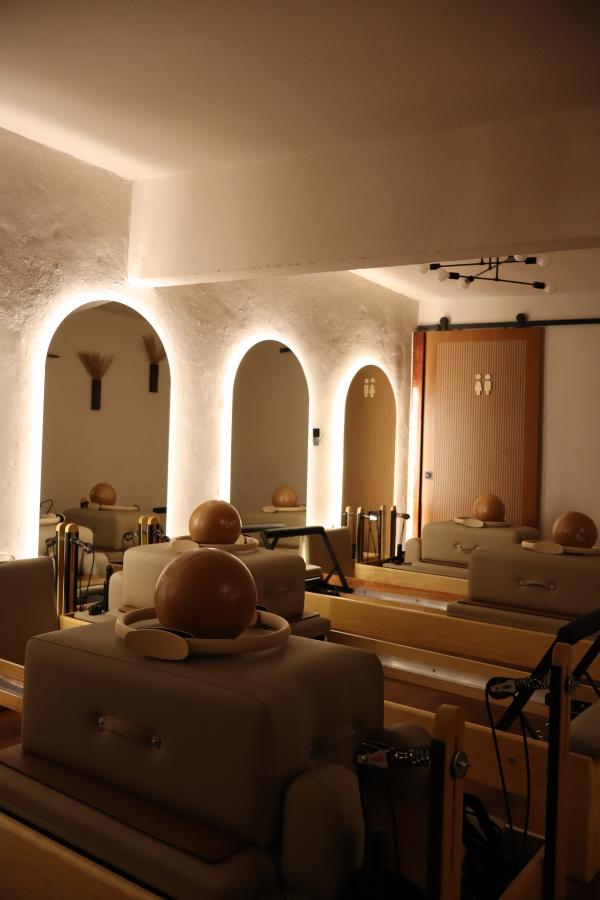 Vista completa de la sala con las cinco camas reformer