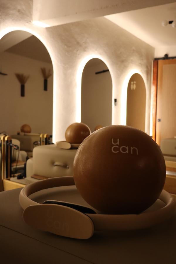 Pelota de pilates en primer plano dentro de la sala