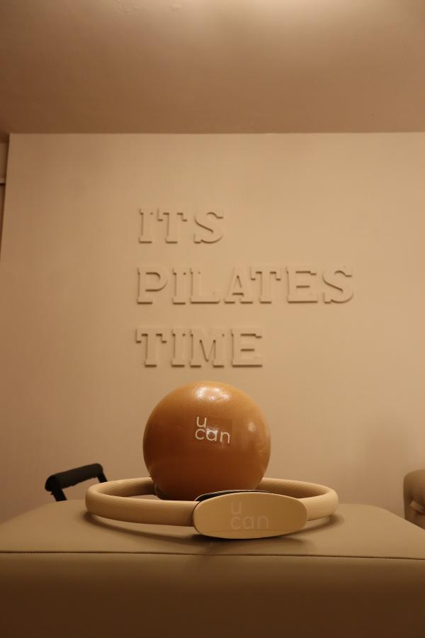 Accesorios de pilates apoyados en el muro en relieve