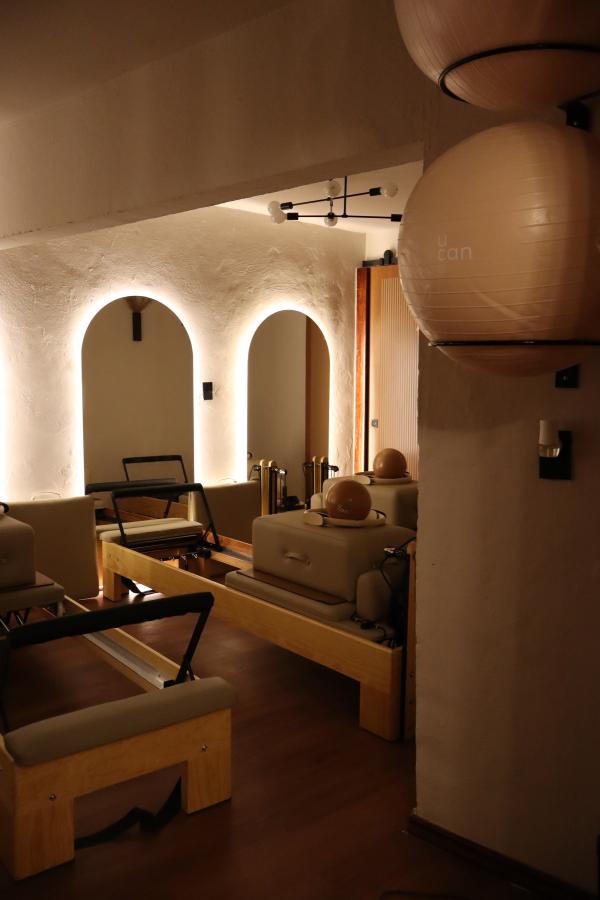 Sala en perspectiva con lámpara de mimbre y luz cálida