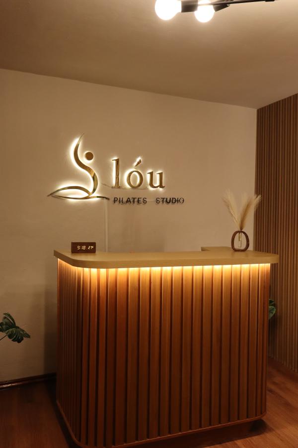 Logo de lóu retroiluminado sobre el mostrador de listones