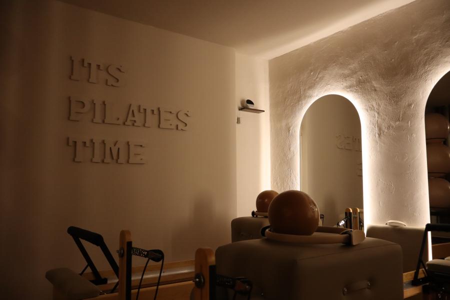 Muro texturizado con la frase It's pilates time