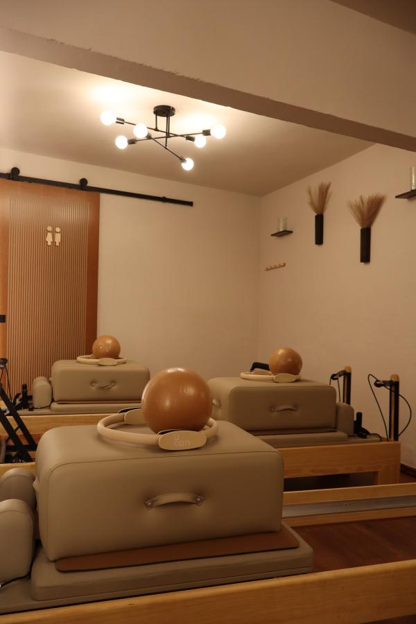 Camas reformer alineadas en la sala principal del estudio